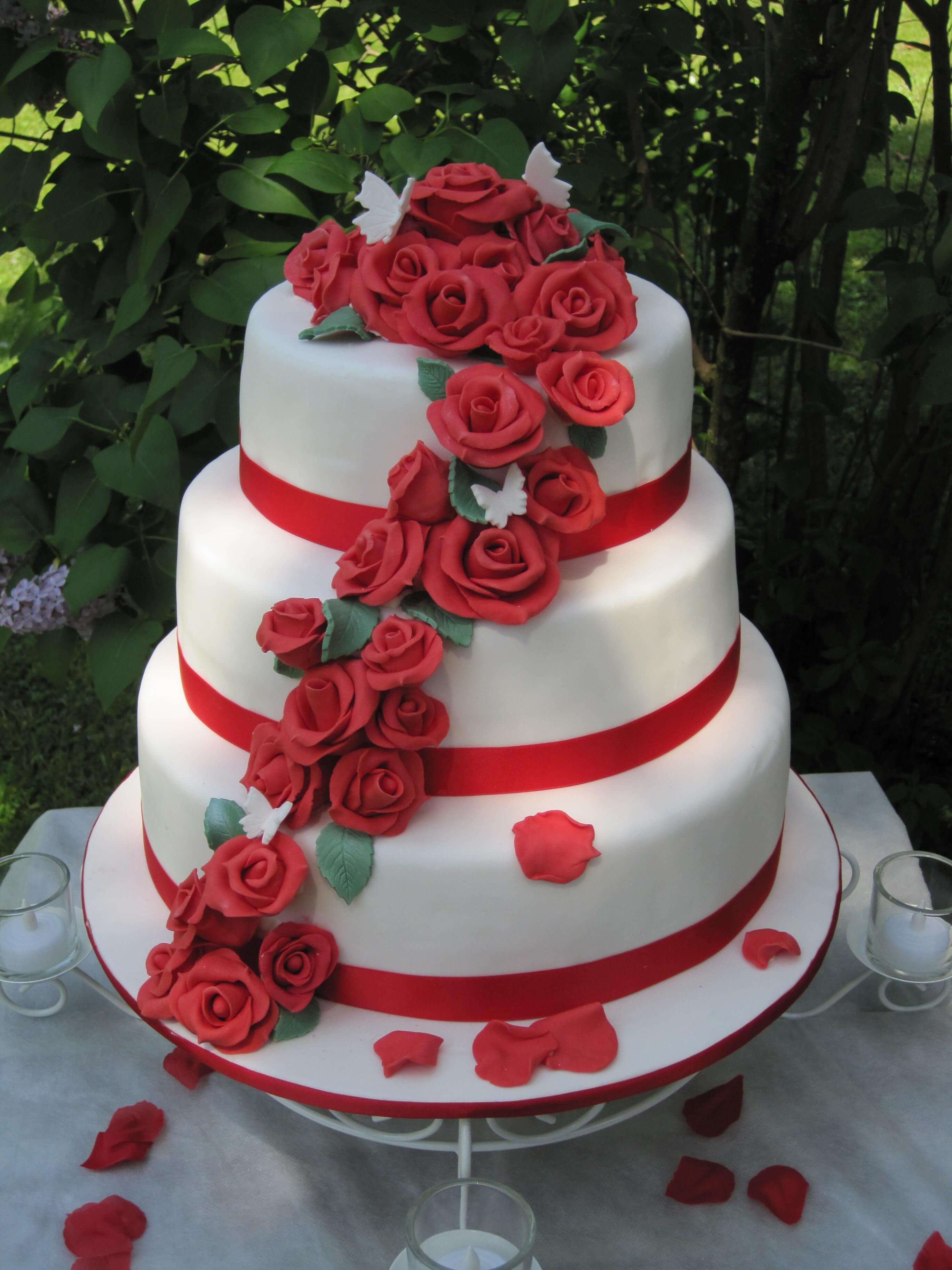red-roses-wedding-cake